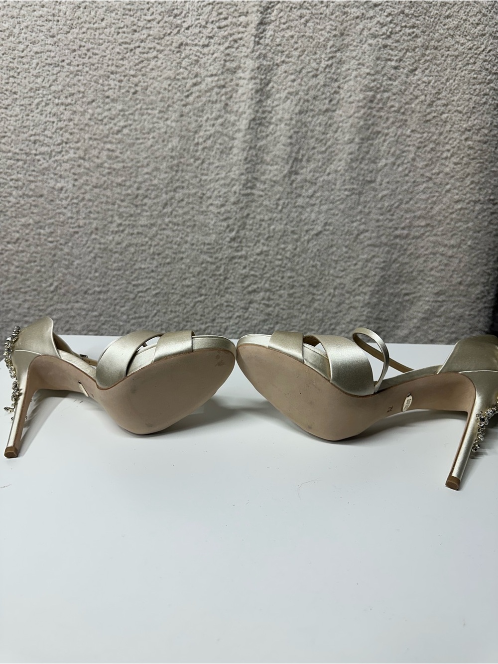 Badgley Mischka Size 7.5 Ivory Satin Crystal Embellished Bridal Heels - Picture 4 of 7